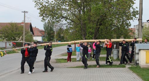 Miestni hasiči nesú máj...